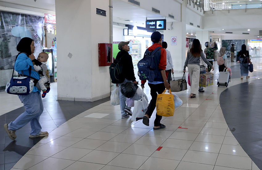 Suasana arus balik di Terminal Bus Pulo Gebang, Jakarta, Minggu (6/4). [astakom/Andi M Ilham]