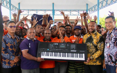 Bantuan Alat Musik Legislator Gerindra ke Lapas Abepura