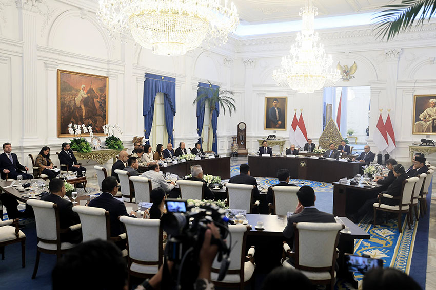 Presiden Prabowo Subianto bersama pendiri Microsoft dan tokoh filantropi dunia Bill Gates melakukan pertemuan dengan para pengusaha di Istana Merdeka, Jakarta, Rabu (7/5). [Tim Media Presiden/M Maulana Nugraha Putra]
