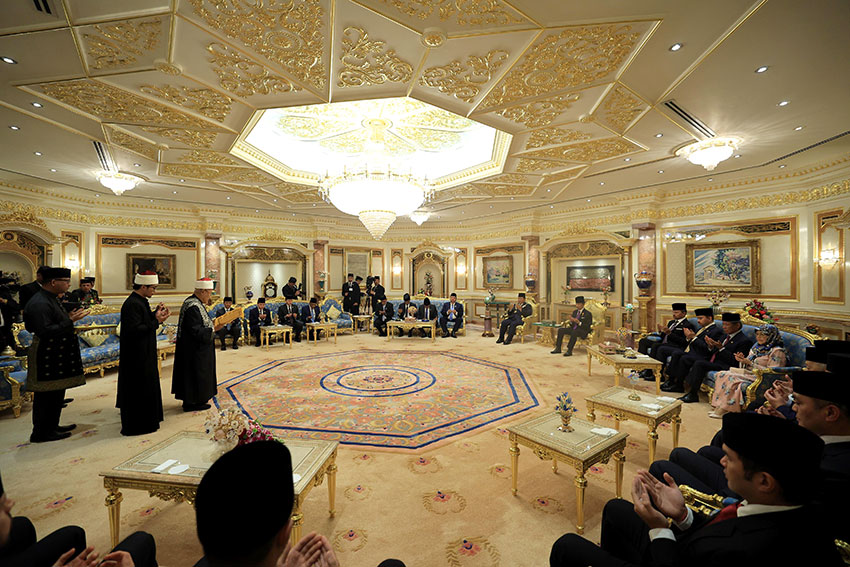 Presiden Prabowo Subianto menerima bintang kebesaran Kesultanan Brunei Darussalam di Bandar Seri Begawan, Brunei Darussalam, Rabu (14/5). [astakom/Tim Media Presiden]
