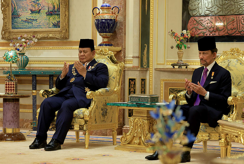 Presiden Prabowo Subianto menerima bintang kebesaran Kesultanan Brunei Darussalam di Bandar Seri Begawan, Brunei Darussalam, Rabu (14/5). [astakom/Tim Media Presiden]