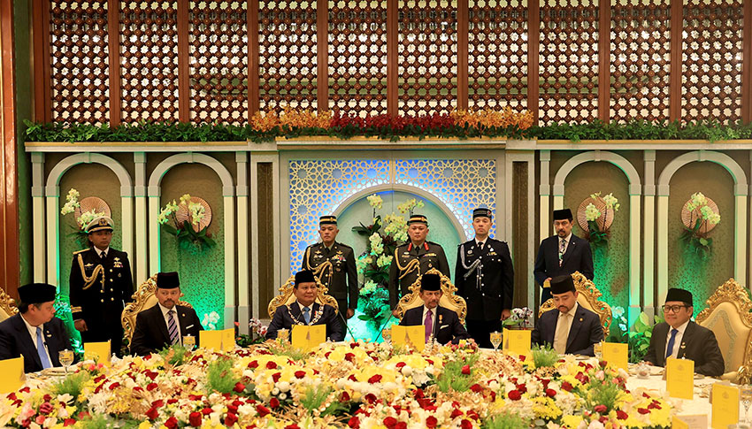 Presiden Prabowo Subianto menerima bintang kebesaran Kesultanan Brunei Darussalam di Bandar Seri Begawan, Brunei Darussalam, Rabu (14/5). [astakom/Tim Media Presiden]