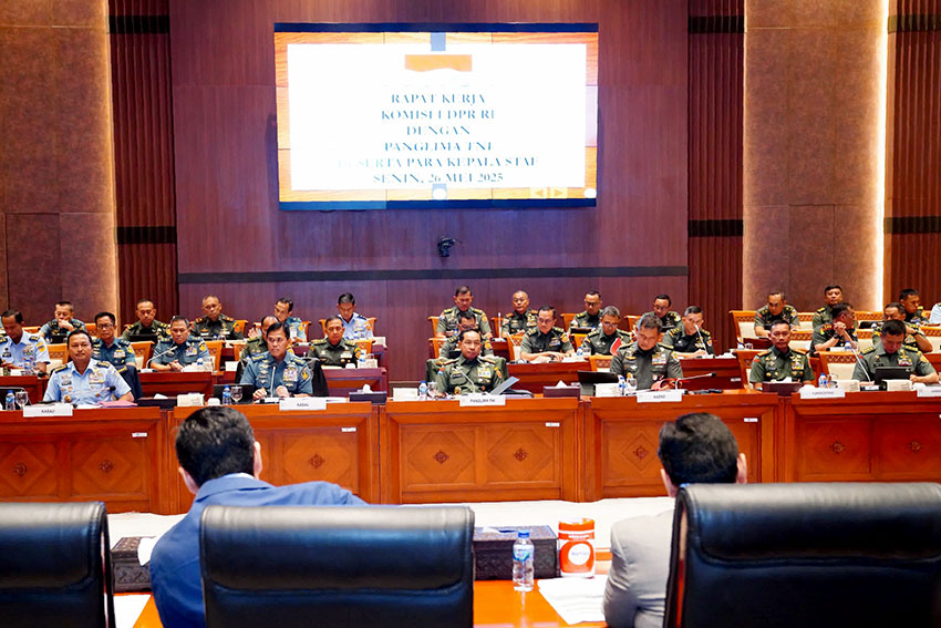 Raker Komisi I DPR RI di Gedung Nusantara II, Kompleks Parlemen, Jakarta, Senin (26/5). [astakom/Pen TNI]