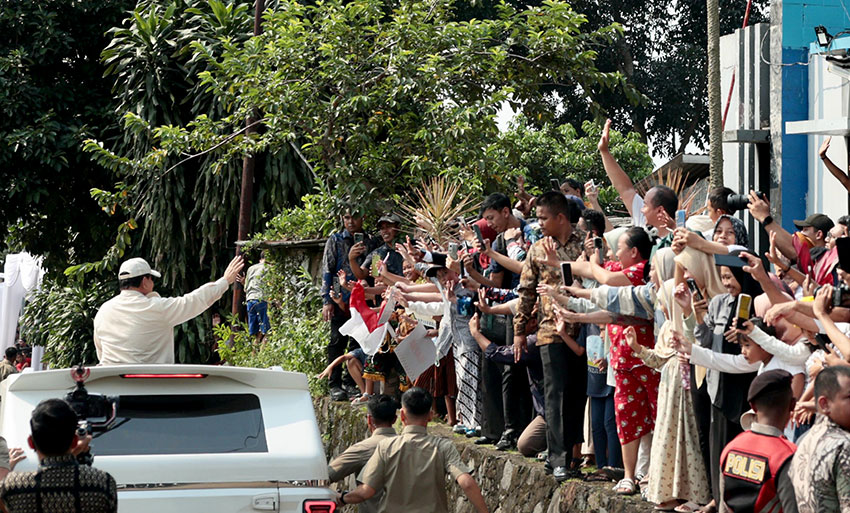 Presiden Prabowo menghadiri peringatan Hardiknas 2025, di SDN Cimahpar 5, Bogoro, Jawa Barat, Kamis (2/5). [Tim Media Presiden/Rian Arisandi]