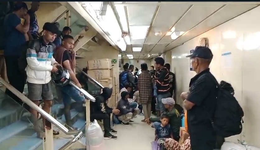 Bakamla RI dan Satgas TNI mengamankan sebanyak 25 pekerja ilegal di Pelabuhan Tunon Taka, Nunukan, Kalimantan Utara, Kamis (15/5). [Puspen TNI]