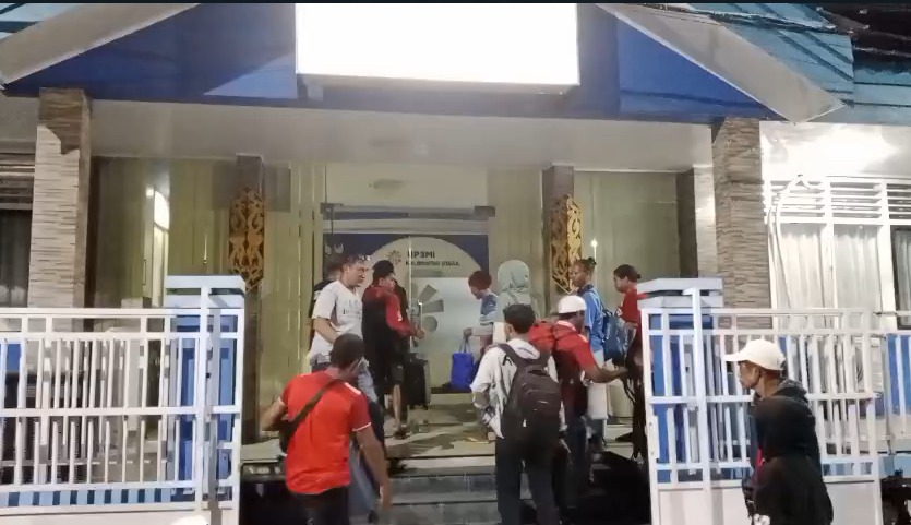 Bakamla RI dan Satgas TNI mengamankan sebanyak 25 pekerja ilegal di Pelabuhan Tunon Taka, Nunukan, Kalimantan Utara, Kamis (15/5). [Puspen TNI]