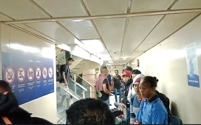 Bakamla RI dan Satgas TNI mengamankan sebanyak 25 pekerja ilegal di Pelabuhan Tunon Taka, Nunukan, Kalimantan Utara, Kamis (15/5). [Puspen TNI]