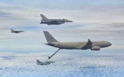 Pilot F-16 TNI AU Sukses Latihan Isi Bahan Bakar di Langit