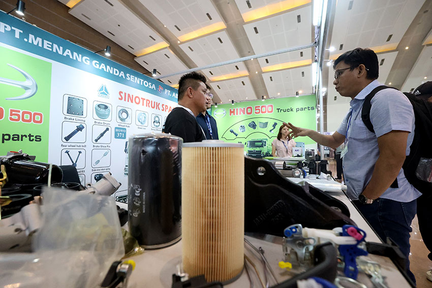 Pameran dagang industri otomotif INAPA 2025 digelar di Hall D JIExpo Kemayoran, Jakarta, Rabu (21/5). [astakom/Muhammad Syauqi Amrullah]