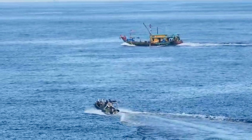 TNI AL menangkap Kapal Ikan Asing di perairan Indonesia, Jumat (9/5). [astakom/Pen AL]