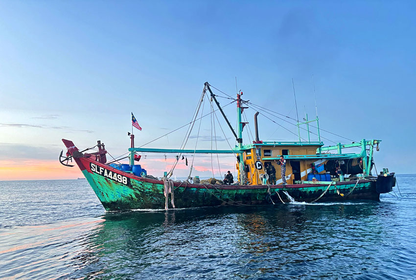 TNI AL menangkap Kapal Ikan Asing di perairan Indonesia, Jumat (9/5). [astakom/Pen AL]