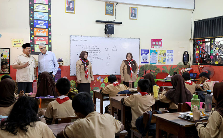 Presiden Prabowo dan Bill Gates tinjau MBG
di SDN 03 Jati Pulogadung, Jakarta, Rabu (7/5). [Tim Media Presiden]