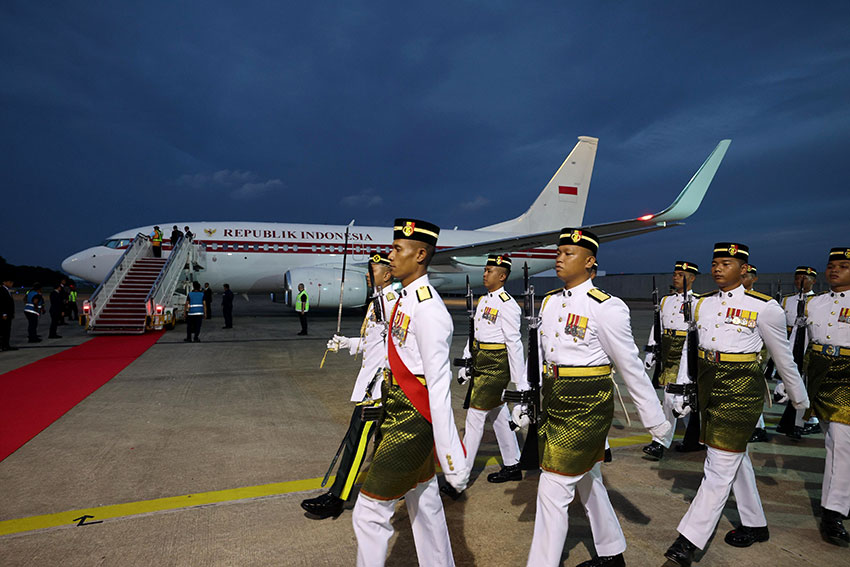 Presiden Prabowo Subianto tiba di Bandara Tentera Udara Diraja Malaysia, Subang, Selangor, Malaysia, Minggu (25/5). {Tim Media Presiden]