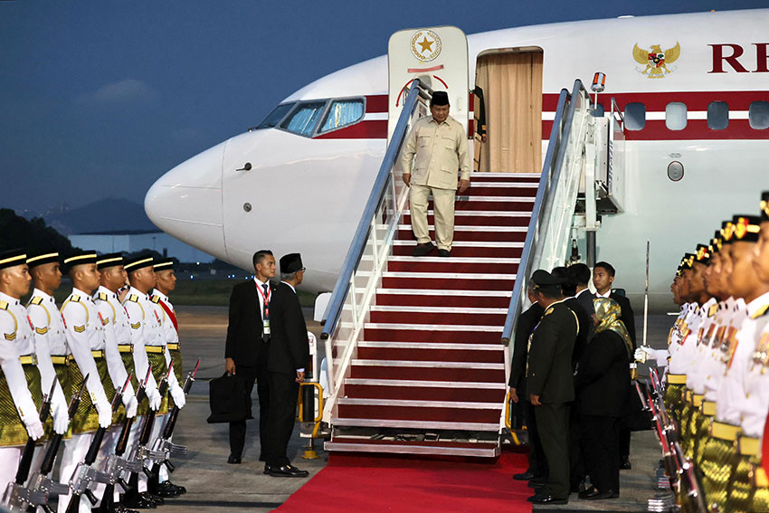Presiden Prabowo Subianto tiba di Bandara Tentera Udara Diraja Malaysia, Subang, Selangor, Malaysia, Minggu (25/5). {Tim Media Presiden]