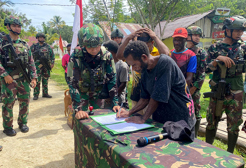 Eks OPM mengucap ikrar setia kepada NKRI di Kampung Fuog, Distrik Aifat Selatan, Kabupaten Maybrat, Papua Barat Daya, Kamis (15/5). [astakom/Pen TNI]