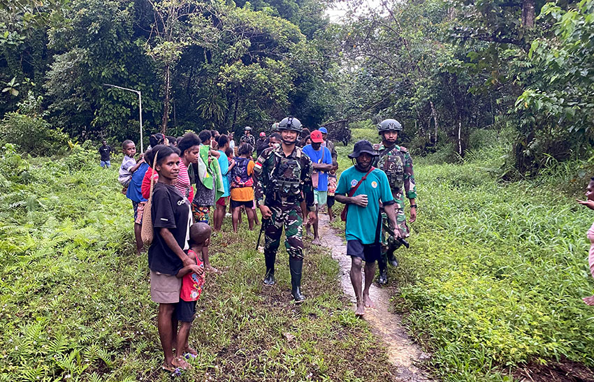 Eks OPM mengucap ikrar setia kepada NKRI di Kampung Fuog, Distrik Aifat Selatan, Kabupaten Maybrat, Papua Barat Daya, Kamis (15/5). [astakom/Pen TNI]