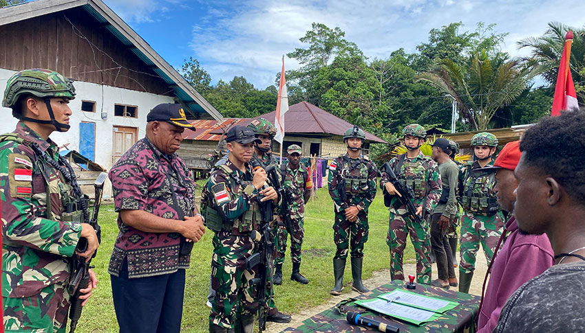 Eks OPM mengucap ikrar setia kepada NKRI di Kampung Fuog, Distrik Aifat Selatan, Kabupaten Maybrat, Papua Barat Daya, Kamis (15/5). [astakom/Pen TNI]