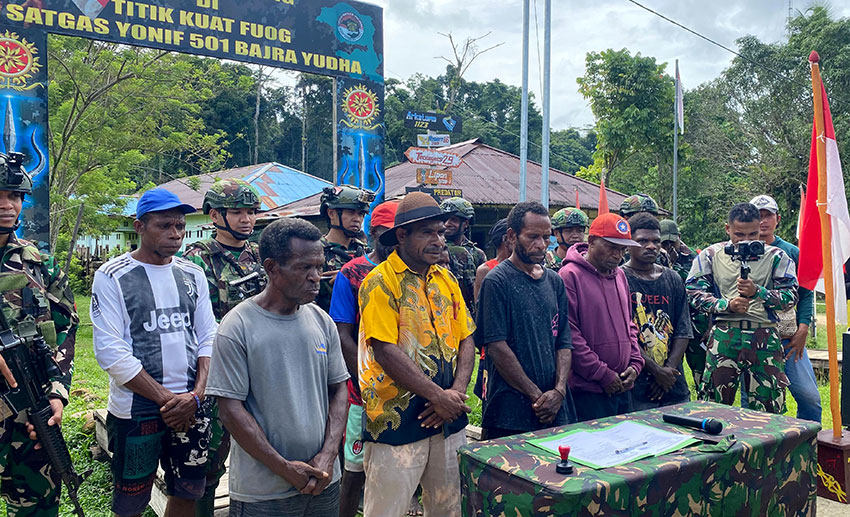 Eks OPM mengucap ikrar setia kepada NKRI di Kampung Fuog, Distrik Aifat Selatan, Kabupaten Maybrat, Papua Barat Daya, Kamis (15/5). [astakom/Pen TNI]