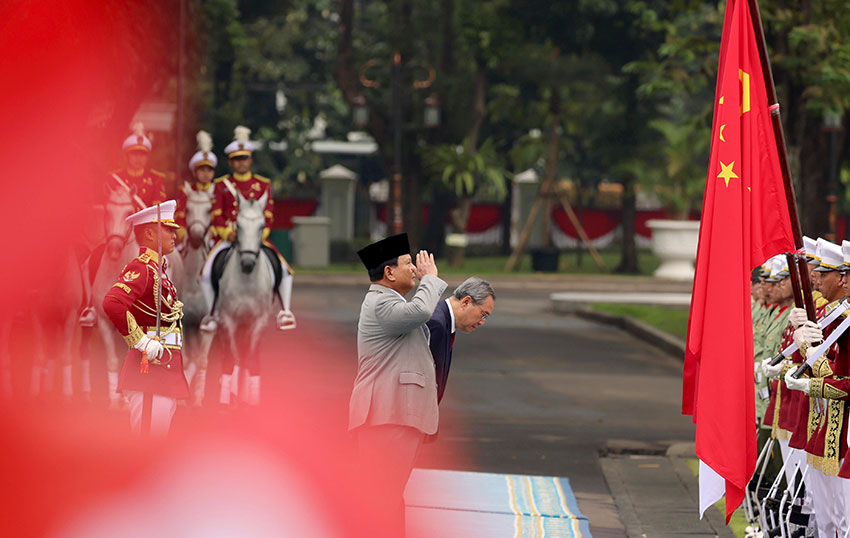 Presiden Prabowo Subianto menerima kunjungan PM China Li Qiang di Istana Merdeka, Jakarta, Minggu (25/5). [Tim Media Presiden]