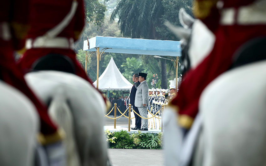 Presiden Prabowo Subianto menerima kunjungan PM China Li Qiang di Istana Merdeka, Jakarta, Minggu (25/5). [Tim Media Presiden]