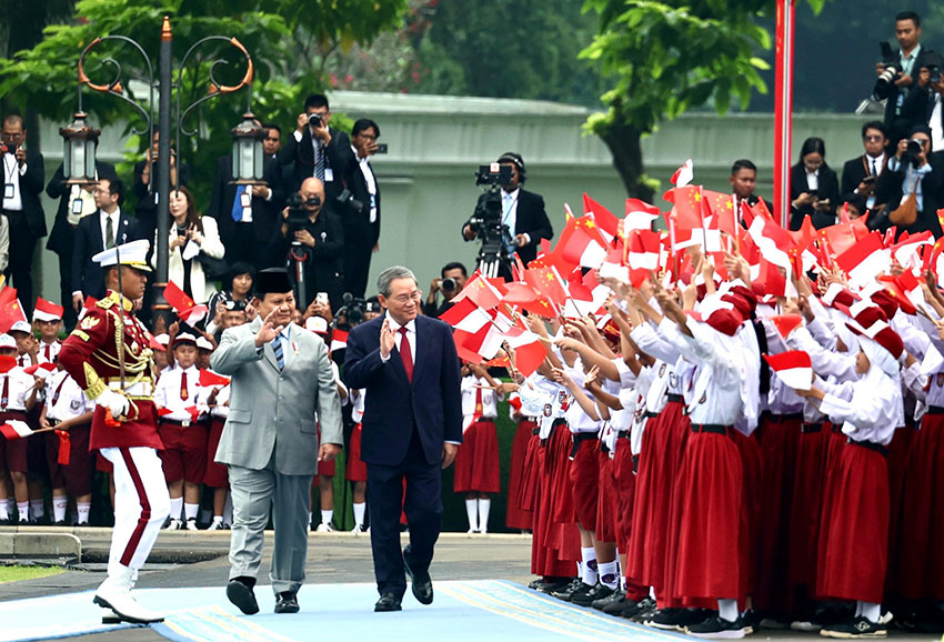 Presiden Prabowo Subianto menerima kunjungan PM China Li Qiang di Istana Merdeka, Jakarta, Minggu (25/5). [Tim Media Presiden]