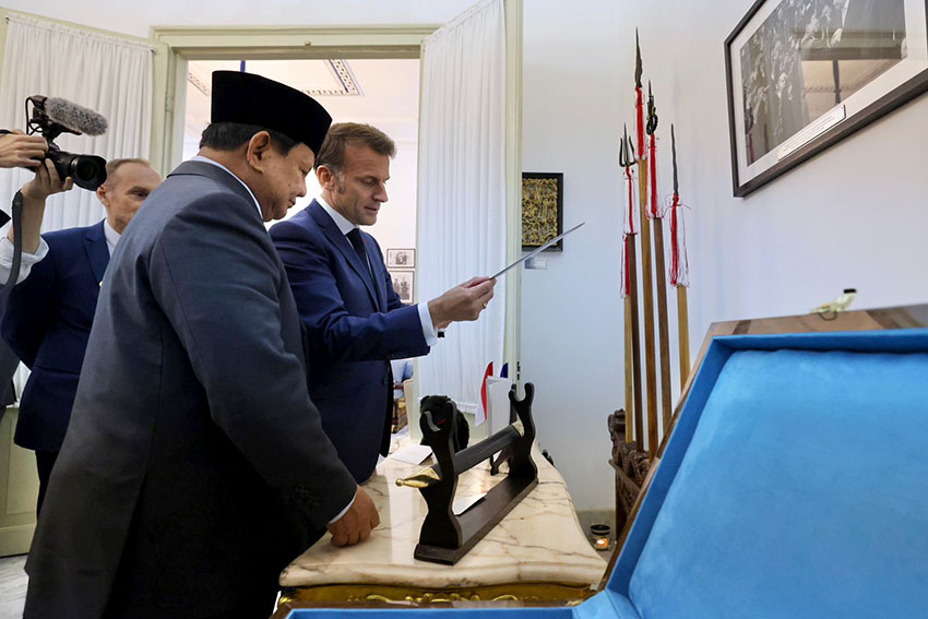 Presiden Prabowo Subianto melakukan pertemuan bilateral dengan Presiden Prancis Emmanuel Macron, di Istana Merdeka, Jakarta, Rabu (28/5). [Tim Media Presiden]