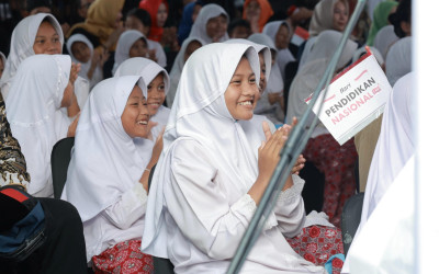 Kesan Pertama Siswi SDN Cimahpar Kala Berjabat Tangan dengan Presiden, Siswi: Senang dan Bahagia