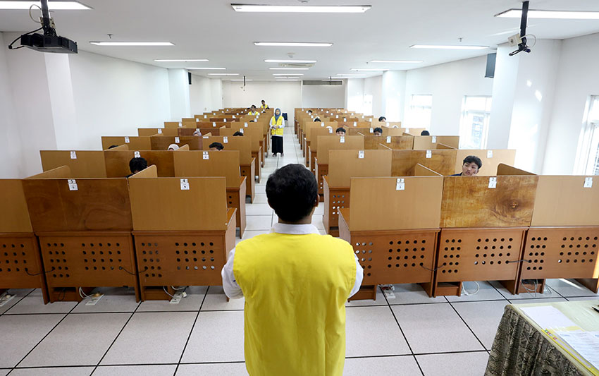 Peserta mengikuti UTBK, di gedung Fakultas Keperawatan, Universitas Indonesia, Depok, Jawa Barat, Senin (5/5). [astakom/M Syauqi Amrullah]