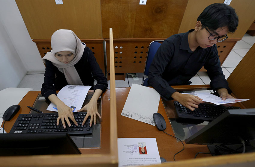 Peserta mengikuti UTBK, di gedung Fakultas Keperawatan, Universitas Indonesia, Depok, Jawa Barat, Senin (5/5). [astakom/M Syauqi Amrullah]