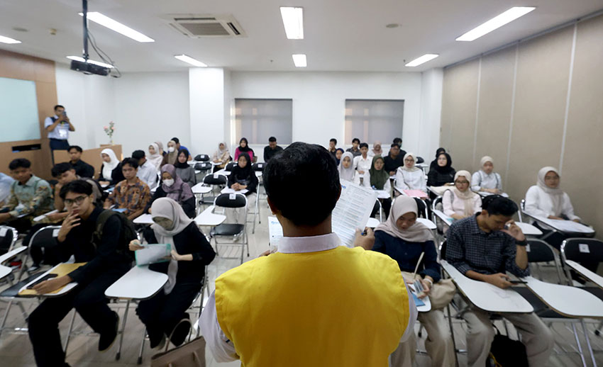 Peserta mengikuti UTBK, di gedung Fakultas Keperawatan, Universitas Indonesia, Depok, Jawa Barat, Senin (5/5). [astakom/M Syauqi Amrullah]