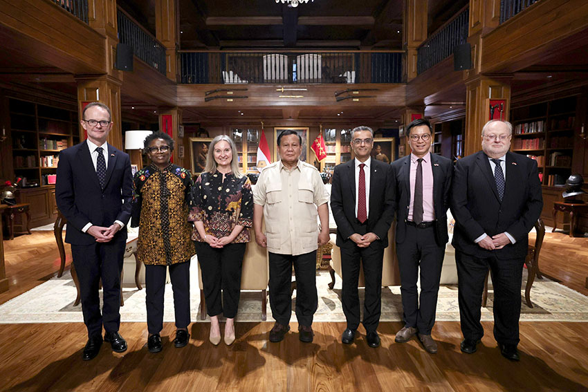 Presiden Prabowo Subianto menerima kunjungan Utusan Khusus Perdana Menteri Inggris, Prof. Sir Steve Smith, di Padepokan Garudayaksa, Hambalang, Bogor, Jumat (30/5). [Tim Media Presiden]