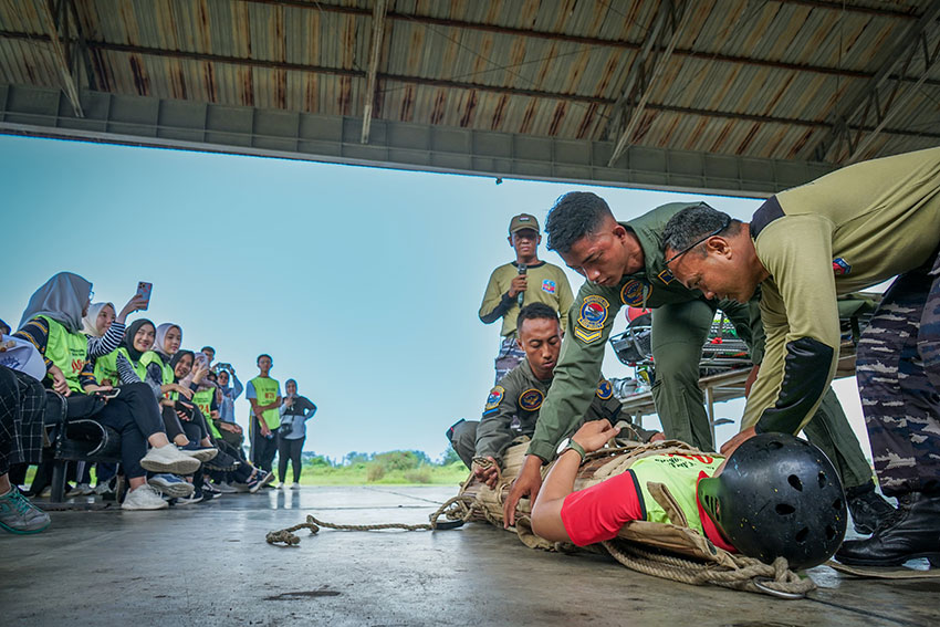 Pelatihan Evakuasi Medis Udara (EMU) di Lanudal Juanda, Sidoarjo, Jawa Timur, Minggu (18/5). [astakom/Pen Puspenerbal]