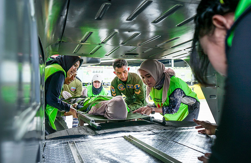 Pelatihan Evakuasi Medis Udara (EMU) di Lanudal Juanda, Sidoarjo, Jawa Timur, Minggu (18/5). [astakom/Pen Puspenerbal]