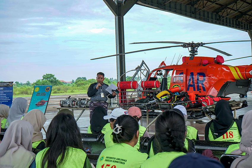 Pelatihan Evakuasi Medis Udara (EMU) di Lanudal Juanda, Sidoarjo, Jawa Timur, Minggu (18/5). [astakom/Pen Puspenerbal]