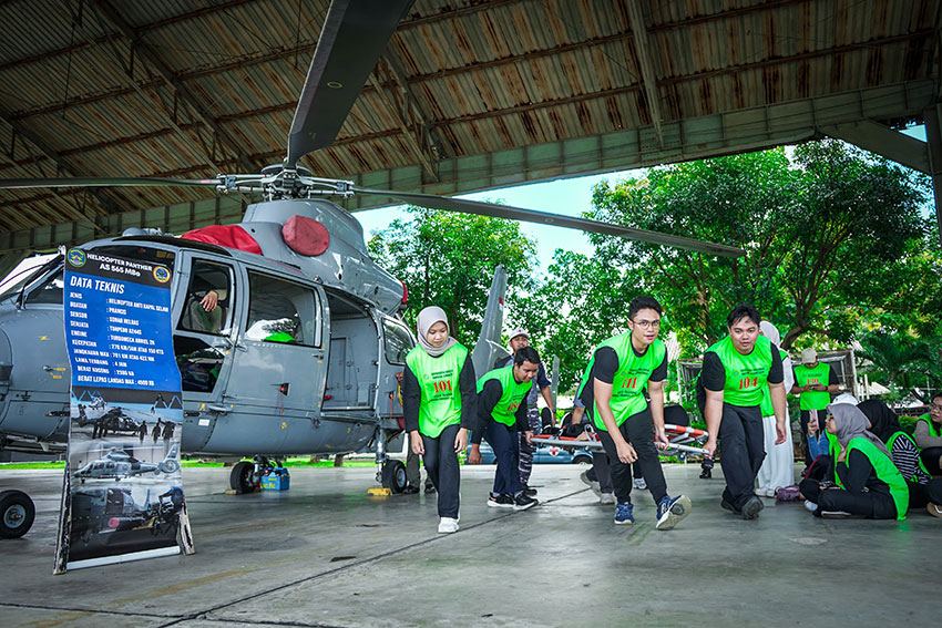Pelatihan Evakuasi Medis Udara (EMU) di Lanudal Juanda, Sidoarjo, Jawa Timur, Minggu (18/5). [astakom/Pen Puspenerbal]