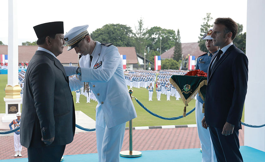 Presiden Prabowo menerima medali kehormatan Grand-croix de la LÃ©gion d'honneur dari Presiden Emmanuel Macron di Akmil, Magelang, Jawa Tengah, Kamis (29/5). [Tim Media Presiden]