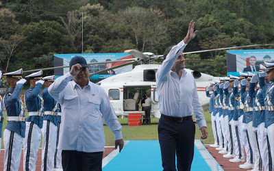 Satu Mobil dan Satu Helikopter Momen Keakraban Prabowo-Macron