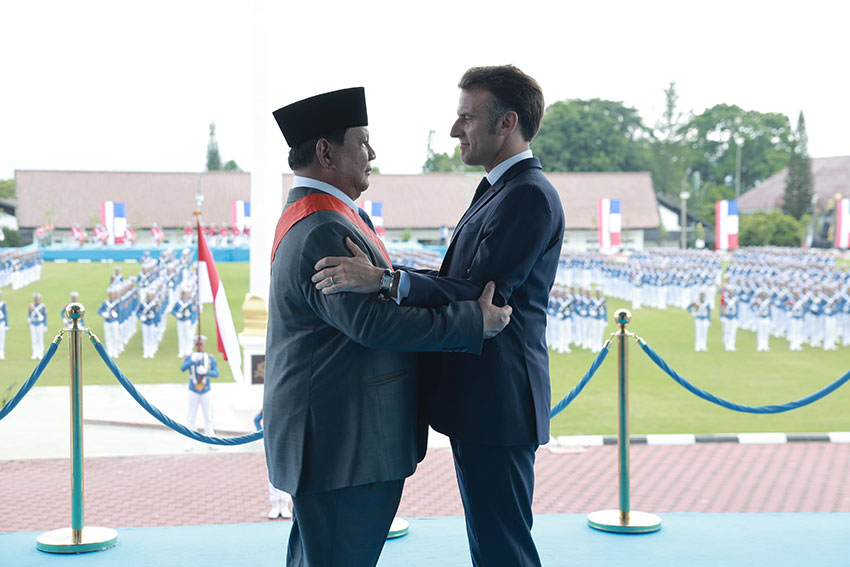 Presiden Prabowo menerima medali kehormatan Grand-croix de la LÃ©gion d'honneur dari Presiden Emmanuel Macron di Akmil, Magelang, Jawa Tengah, Kamis (29/5). [Tim Media Presiden]