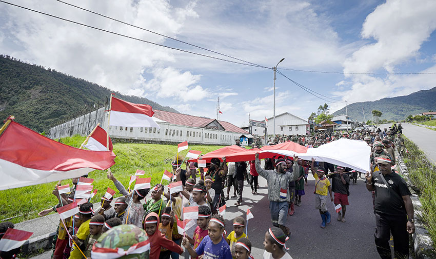 Pengibaran bendera Merah Putih raksasa di Bukit Zaitun, Puncak Jaya, Papua, Kamis (1/5).
[astakom/Pen Satgas Yonif 715/Mtl]