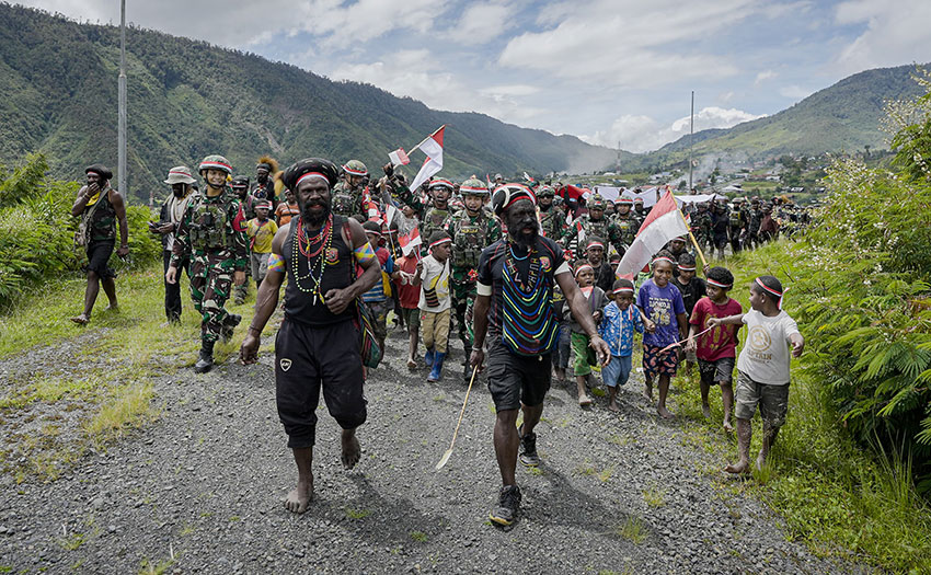 Pengibaran bendera Merah Putih raksasa di Bukit Zaitun, Puncak Jaya, Papua, Kamis (1/5).
[astakom/Pen Satgas Yonif 715/Mtl]