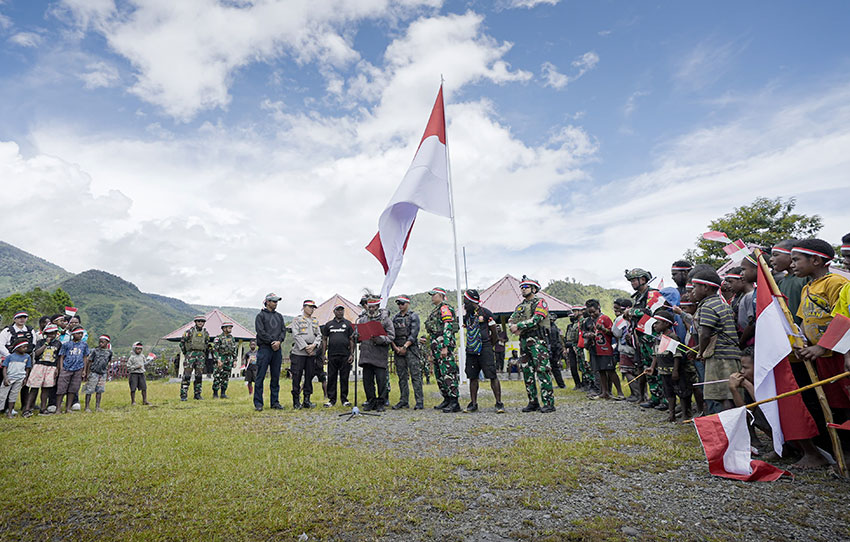 Pengibaran bendera Merah Putih raksasa di Bukit Zaitun, Puncak Jaya, Papua, Kamis (1/5).
[astakom/Pen Satgas Yonif 715/Mtl]