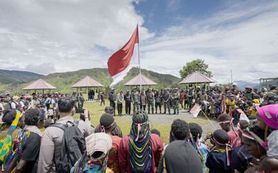 Masyarakat Puncak Jaya Kibarkan Bendera Merah Putih Raksasa