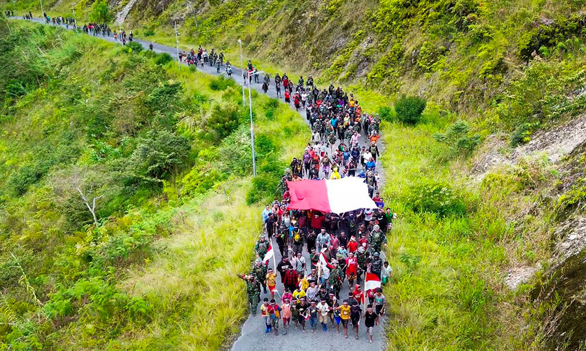 Pengibaran bendera Merah Putih raksasa di Bukit Zaitun, Puncak Jaya, Papua, Kamis (1/5).
[astakom/Pen Satgas Yonif 715/Mtl]