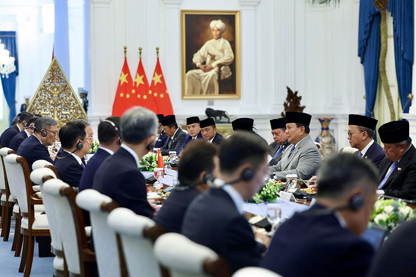 Presiden Prabowo Subianto dan PM China Li Qiang melakukan pertemuan bilateral di Istana Merdeka, Jakarta, Minggu (25/5). [Tim Media Presiden]
