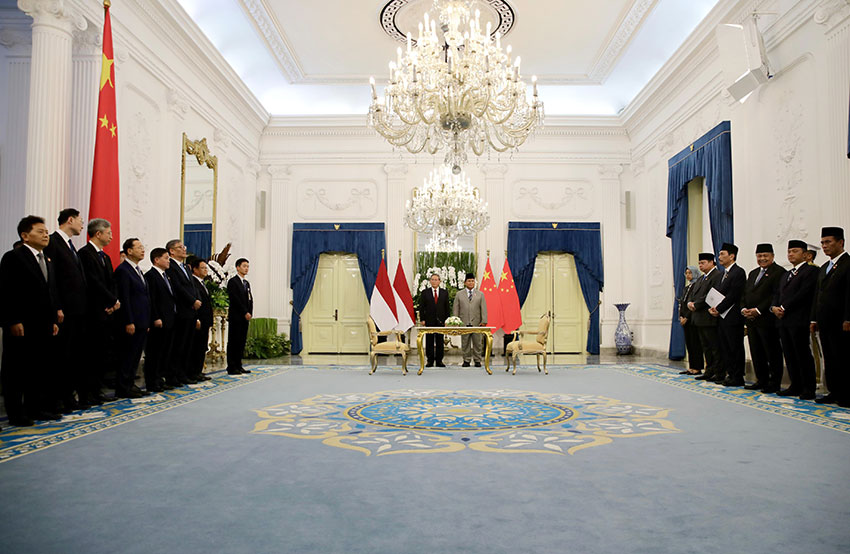 Presiden Prabowo Subianto dan PM China Li Qiang melakukan pertemuan bilateral di Istana Merdeka, Jakarta, Minggu (25/5). [Tim Media Presiden]