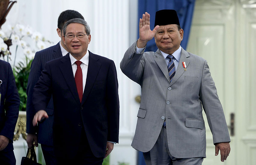 Presiden Prabowo Subianto dan PM China Li Qiang melakukan pertemuan bilateral di Istana Merdeka, Jakarta, Minggu (25/5). [Tim Media Presiden]