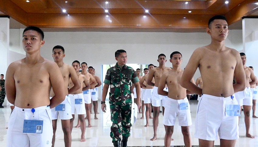 Sidang Penentuan Akhir Daerah (Pantukhirda) bagi Calon Siswa Bintara Prajurit Karier (PK) Pria dan Wanita TNI AU di Lanud Sultan Hasanuddin, Makassar, Jumat (9/5). [astakom/Pen Hnd]