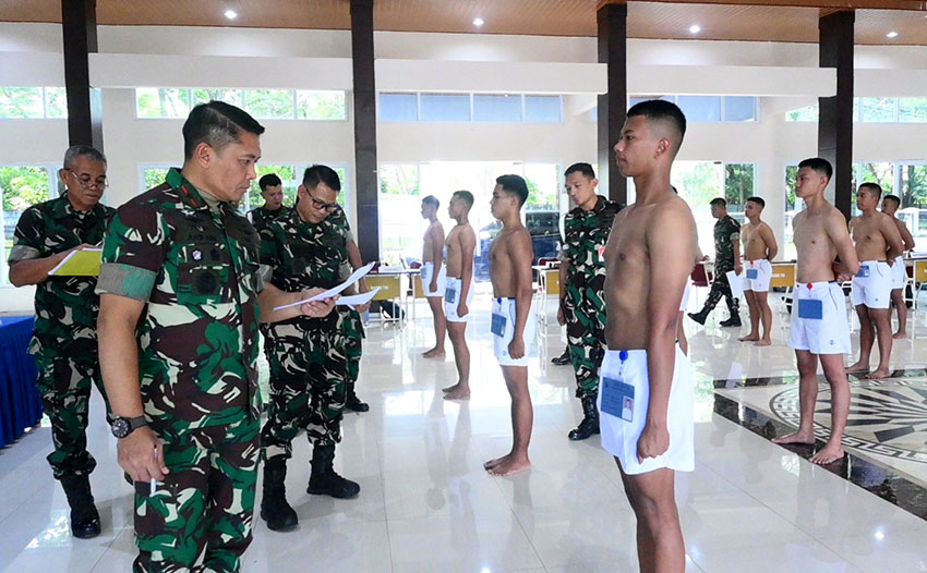 Sidang Penentuan Akhir Daerah (Pantukhirda) bagi Calon Siswa Bintara Prajurit Karier (PK) Pria dan Wanita TNI AU di Lanud Sultan Hasanuddin, Makassar, Jumat (9/5). [astakom/Pen Hnd]