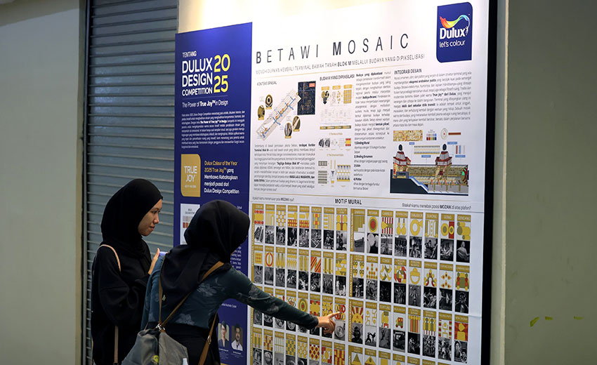 Warga melintas di kawasan Transit Oriented Development (TOD) Blok M Hub, di Mal Blok M, Jakarta, Jumat (30/5). [astakom/Muhammad Syauqi Amrullah]
