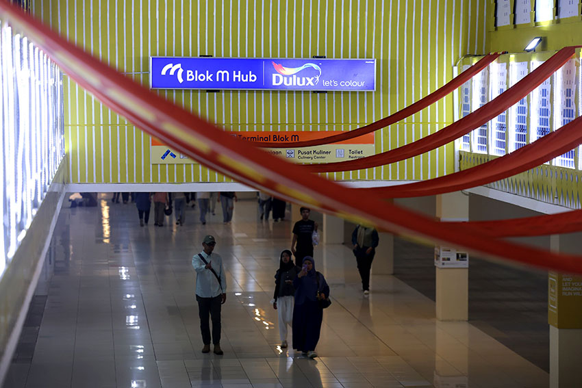 Warga melintas di kawasan Transit Oriented Development (TOD) Blok M Hub, di Mal Blok M, Jakarta, Jumat (30/5). [astakom/Muhammad Syauqi Amrullah]